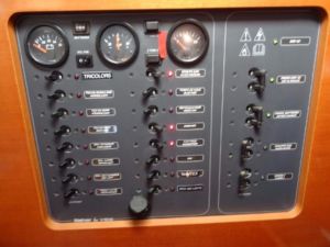 Jedrilica OCEANIS 423 Clipper - komandna tabla