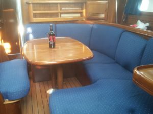 Jedrilica OCEANIS 423 Clipper - "Dnevni boravak"